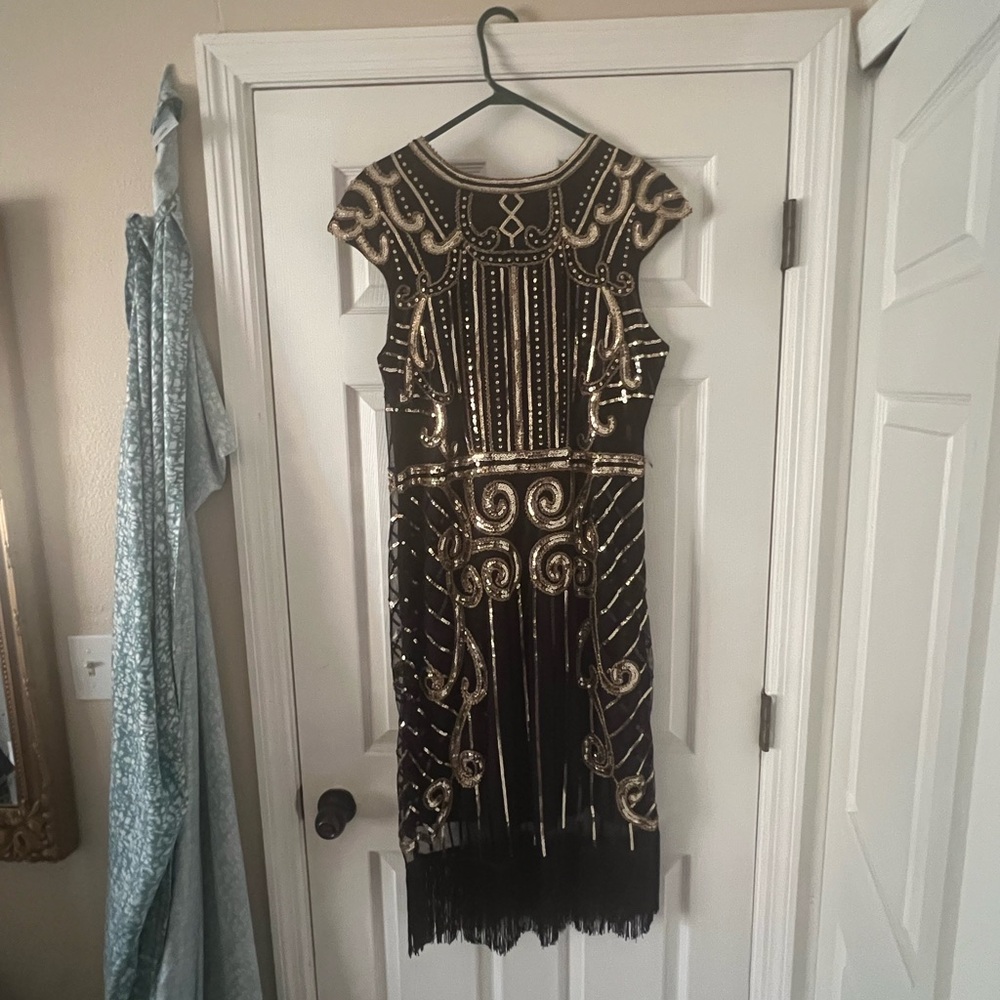 Black dress with gold details; Large